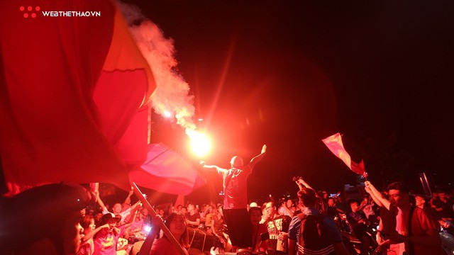 CĐV đi “bão” mừng Công Phượng và các đồng đội vào tứ kết ASIAD 2018