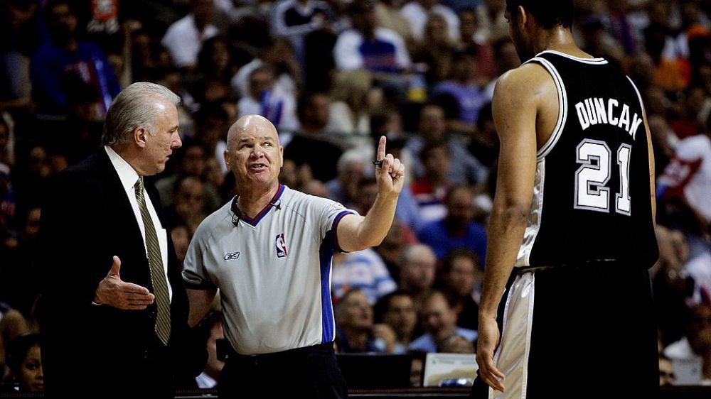 Nhìn lại sự nghiệp của trọng tài từng mắc sai lầm ngớ ngẩn với Tim Duncan