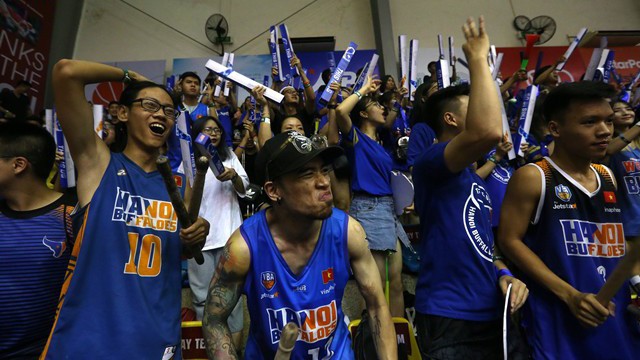 Khản cổ và cháy họng, CĐV Hanoi Buffaloes đánh bật cả MC của Thang Long Warriors