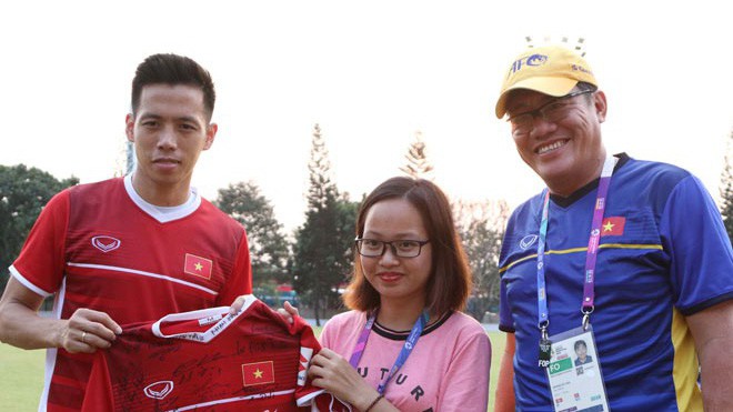 Thầy trò HLV Park Hang Seo tri ân nữ phóng viên bị tai nạn tại Indonesia