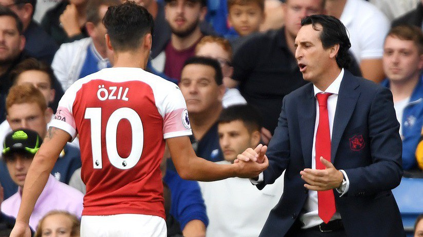 Lý do sốc khiến Mesut Ozil bị loại khỏi đội hình Arsenal trận thắng West Ham