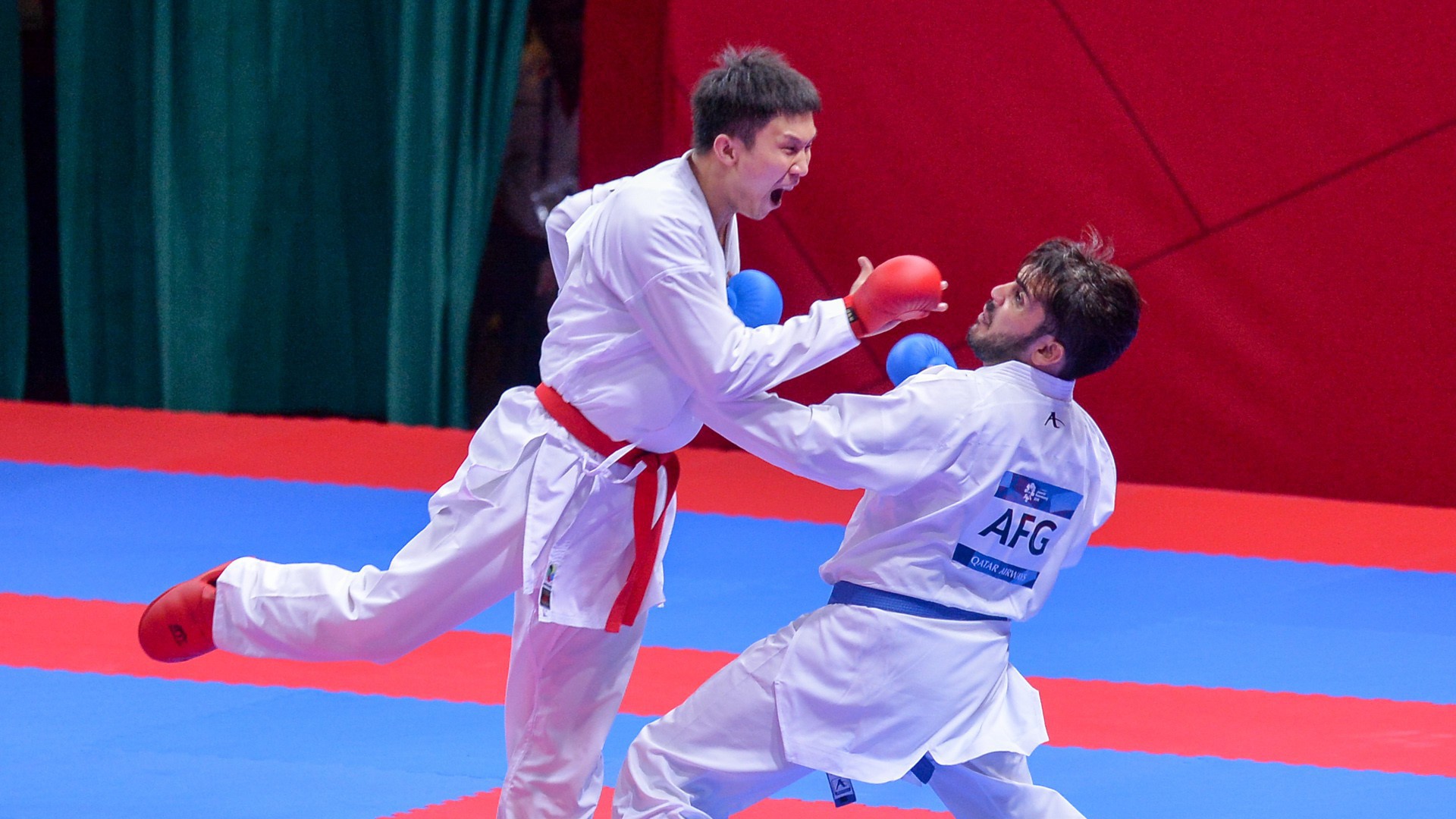 Hình ảnh cảm động giữa Nguyễn Minh Phụng và mẹ sau khi đổ máu giành HCB ASIAD 2018