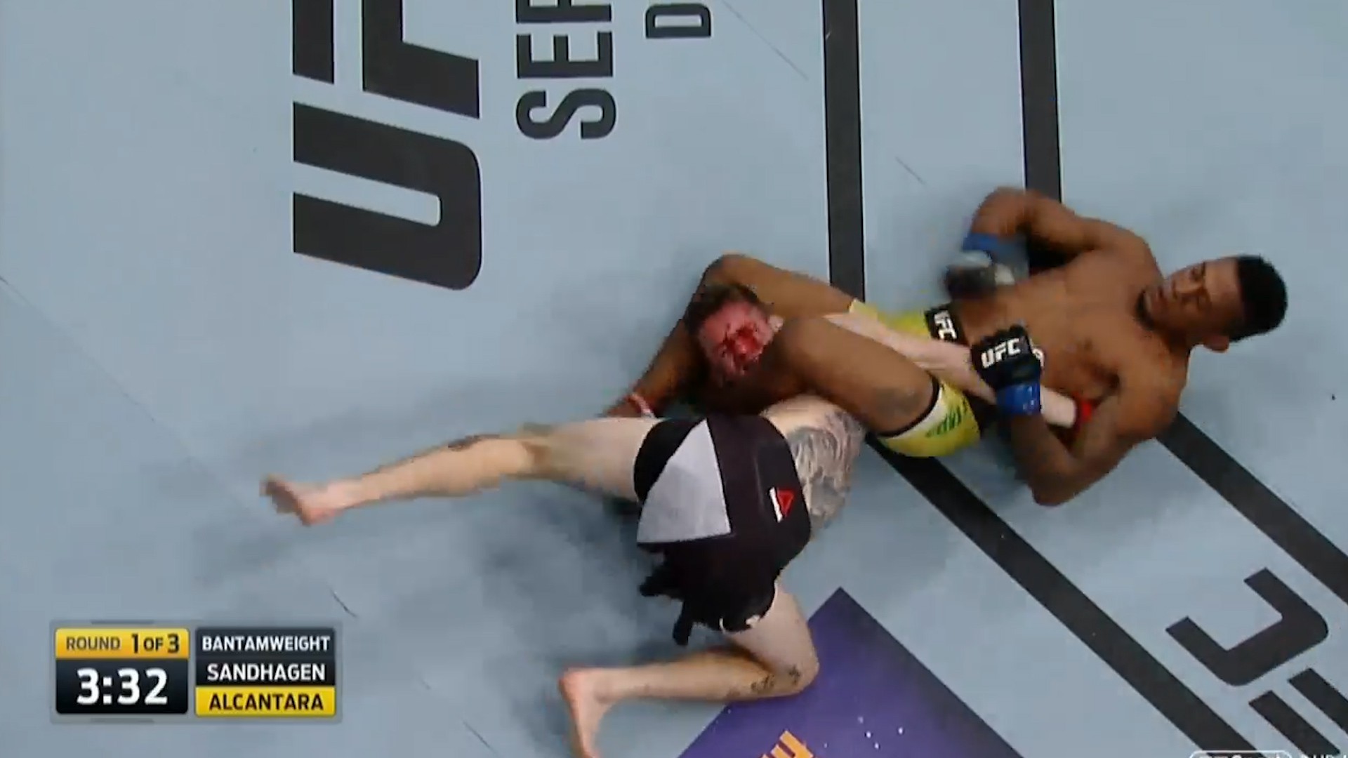 Cú thoát submission phong cách "ngoài hành tinh" tại UFC FN 135