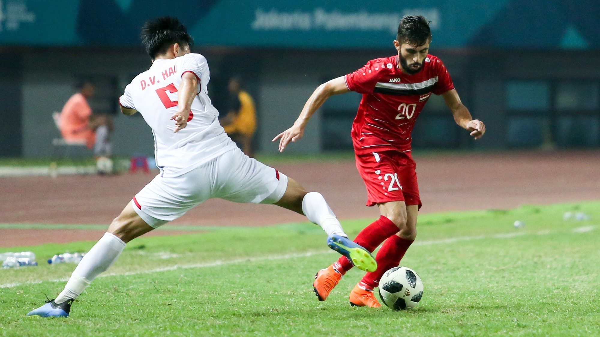 Olympic Việt Nam mất Văn Hậu ở bán kết ASIAD 2018