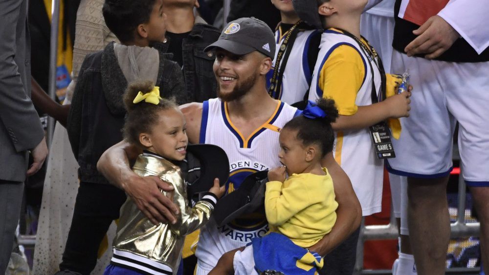 Nhìn 2 con gái, Stephen Curry như nhìn thấy sứ mệnh mới