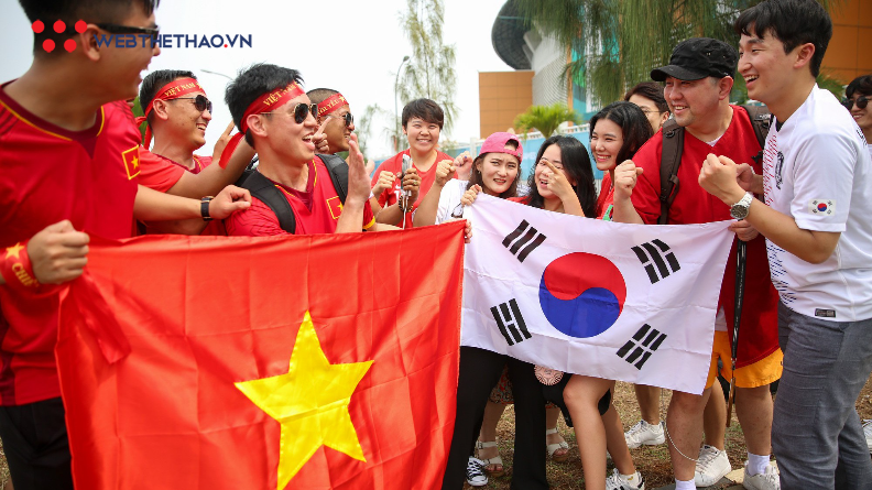 CĐV Olympic Việt Nam và Hàn Quốc đọ nhan sắc trước giờ bóng lăn
