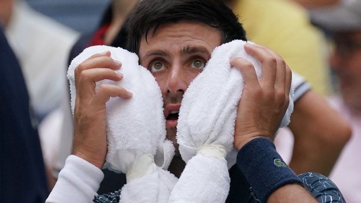 Djokovic suýt... nôn, Andy Murray uống 2 lít nước để chống nóng tại US Open 2018