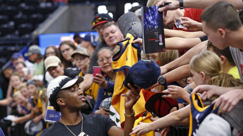Câu chuyện nghĩa hiệp của Donovan Mitchell đang được lan truyền chóng mặt