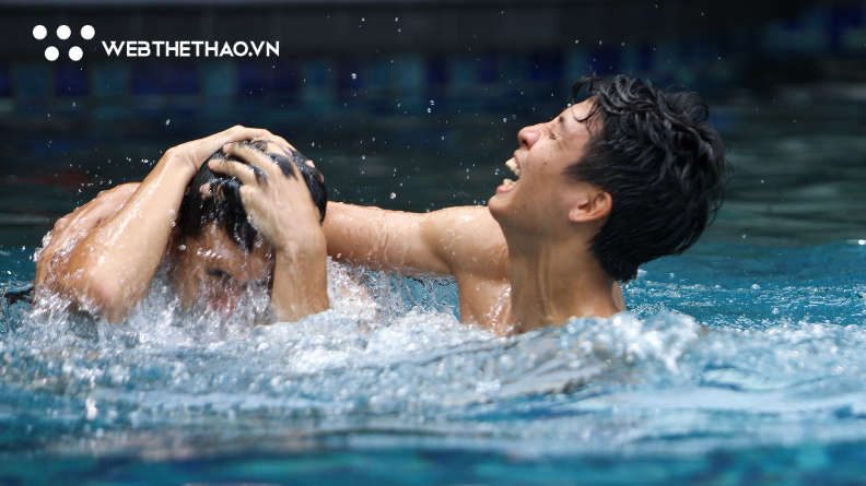 Olympic Việt Nam khoe body 6 múi bỏng mắt bên hồ bơi, sẵn sàng cho trận tranh HCĐ