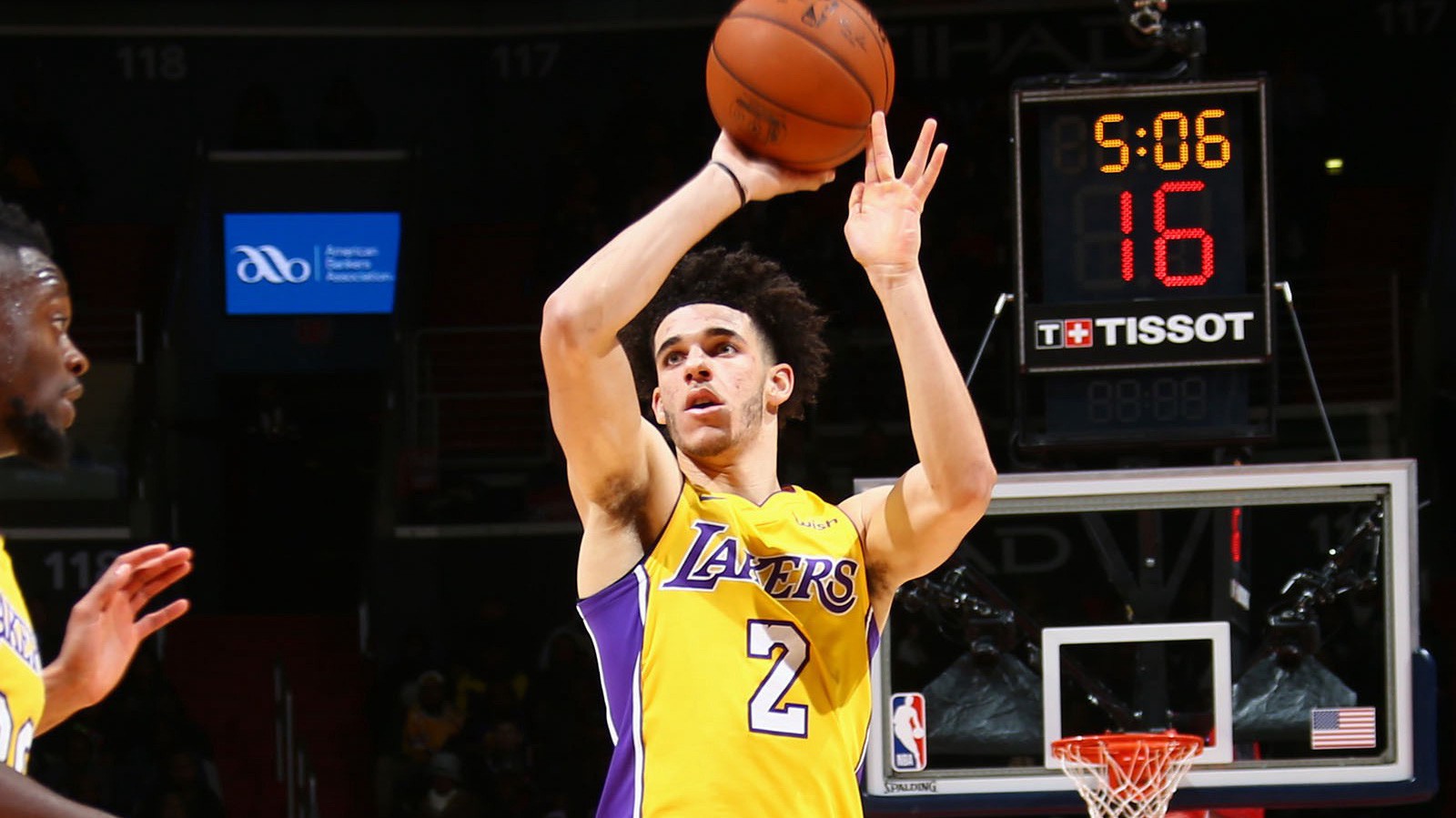 Fan Lakers mừng rơi lệ khi Lonzo Ball đang đổi dáng ném mới