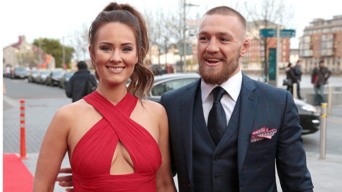 Lịch thi đấu UFC của Conor McGregor bị ảnh hưởng vì... bạn gái sinh nở