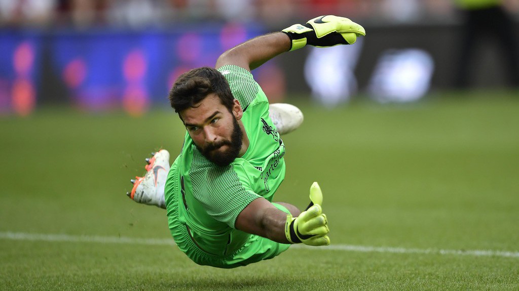 Hai dấu ấn tích cực từ màn ra mắt của thủ môn đắt nhất thế giới Alisson với Liverpool