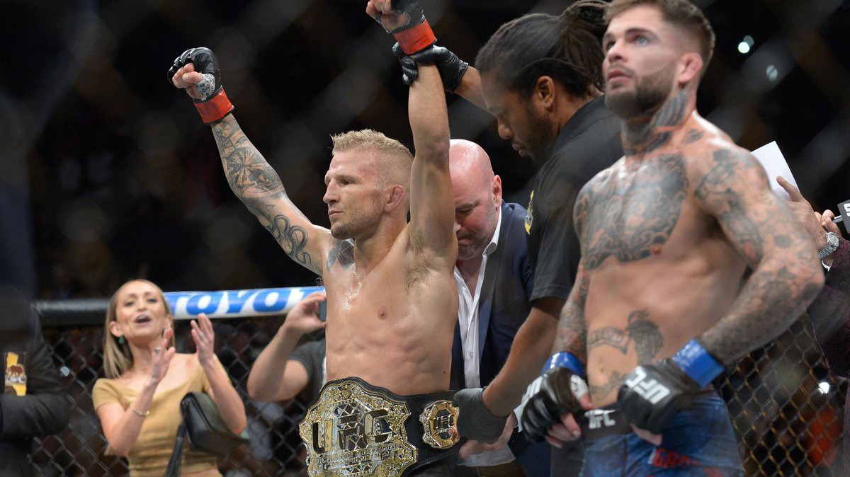 UFC 227: "Chuột" mất ngôi Flyweight, TJ kết liễu Cody ngay trong hiệp 1