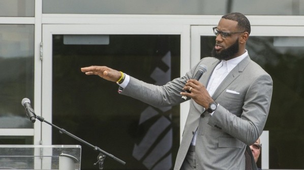 Hàng nghìn người ký đơn để LeBron James làm Bộ trưởng Giáo dục