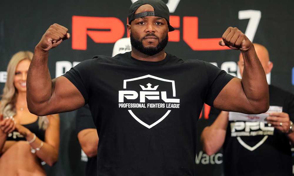 Kinh hoàng võ sĩ trẹo cổ sau khi bị Knockout trên sàn MMA - Ảnh 5.