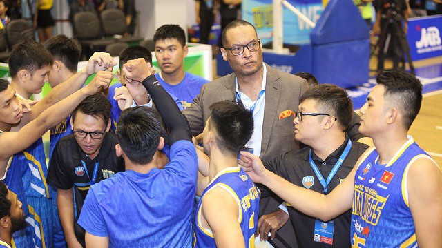 Cựu HLV HCM City Wings - Brian Rowsom tiếp tục đối đầu với Saigon Heat tại ABL