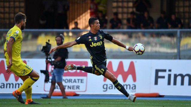 Ở tuổi 33 Ronaldo vẫn sút như búa bổ suýt đổ cả khung thành Juventus