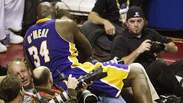Nghe nhiếp ảnh gia huyền thoại của LA Lakers nói về khoảnh khắc bị Shaquille O'Neal đè lên người
