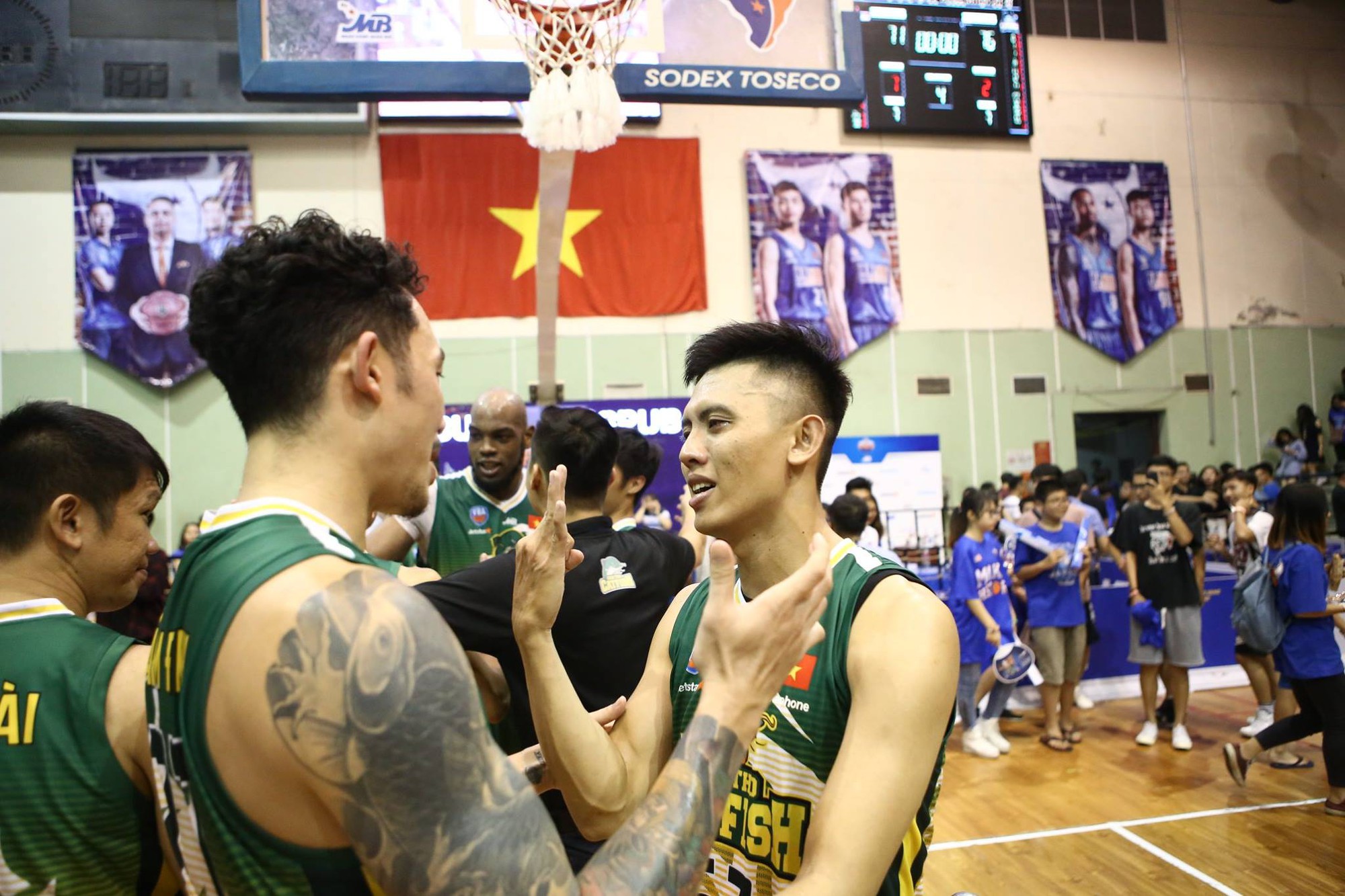 Cantho Catfish hoàn thành đội hình MVP, Phú Hoàng kết liễu đội bóng cũ và những điều có thể bạn đã bỏ qua tại VBA Finals Game 3 - Ảnh 4. Cantho Catfish hoàn thành đội hình MVP, Phú Hoàng kết liễu đội bóng cũ và những điều có thể bạn đã bỏ qua tại VBA Finals Game 3 - Ảnh 4.