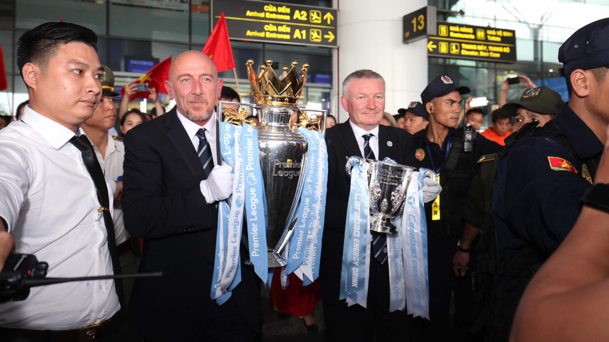 Cúp bạc Premier League được bảo vệ cẩn mật khi đến Việt Nam