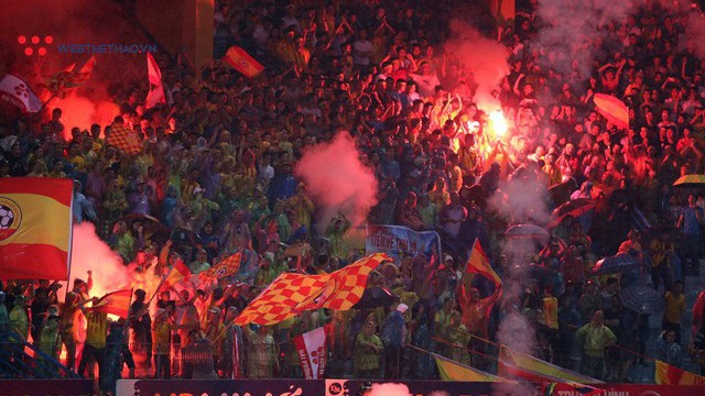 Những lần Hà Nội FC bị vạ lây từ pháo sáng