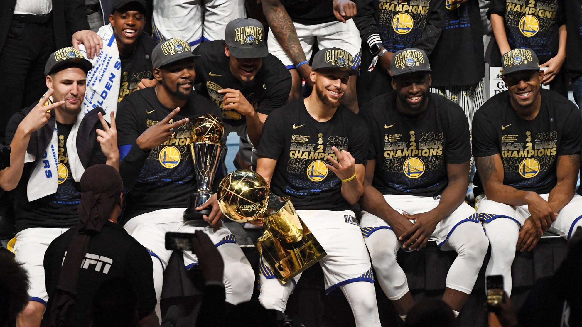 Đội hình siêu nhân của Golden State Warriors sẽ ngốn bao nhiêu tiền lương?