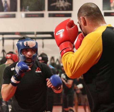 Cain Velasquez và Luke Rockhold giúp Khabib chuẩn bị trận đấu với Conor - Ảnh 7. Cain Velasquez và Luke Rockhold giúp Khabib chuẩn bị trận đấu với Conor - Ảnh 7.
