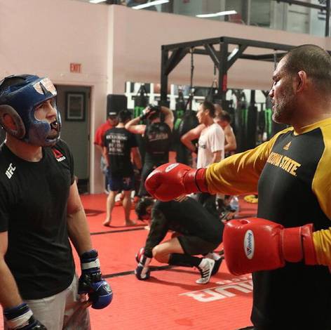 Cain Velasquez và Luke Rockhold giúp Khabib chuẩn bị trận đấu với Conor - Ảnh 5. Cain Velasquez và Luke Rockhold giúp Khabib chuẩn bị trận đấu với Conor - Ảnh 5.