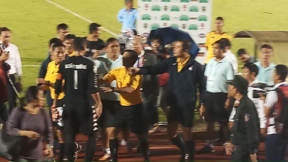 Trọng tài "quên" thẻ đỏ bị treo còi ở V.League 2018