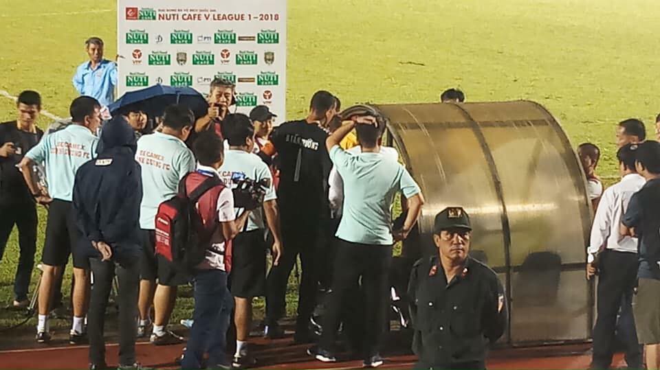 Trọng tài lại biến V.League thành trò hề trong trận B. Bình Dương gặp Than Quảng Ninh