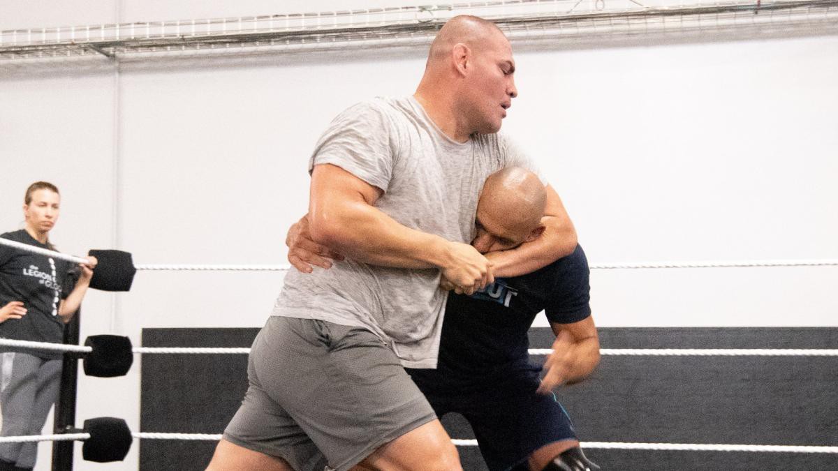 WWE vẫn muốn chiêu mộ cựu vương hạng Heavyweight UFC Cain Velasquez