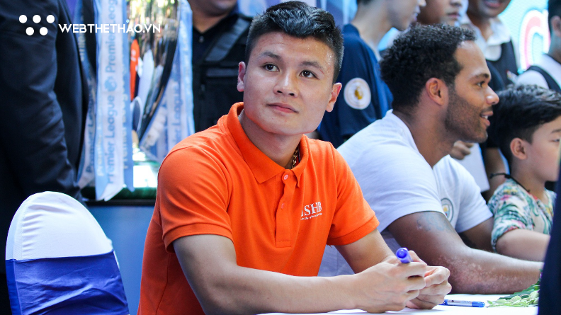 Quang Hải hạnh phúc khi được tặng áo đấu Man City có chữ ký ngôi sao tuyển Đức