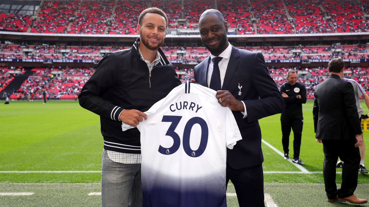 Tottenham Hotspur công nhận Stephen Curry là thành viên danh dự, đối đầu với LeBron James