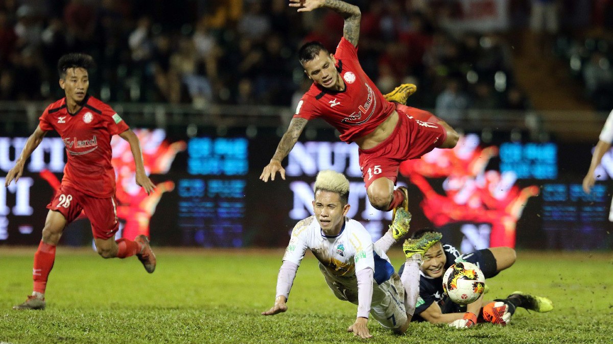 Biến động V.League những vòng áp chót: Hàng thủ HAGL và "vua áo đen"