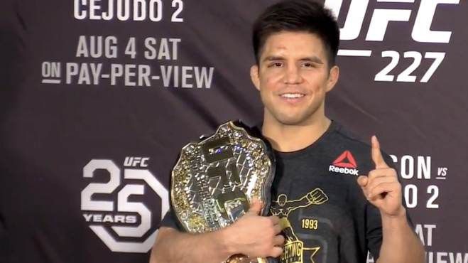 Đi xem UFC Fight Night, Henry Cejudo đánh mất chiếc đai vàng UFC