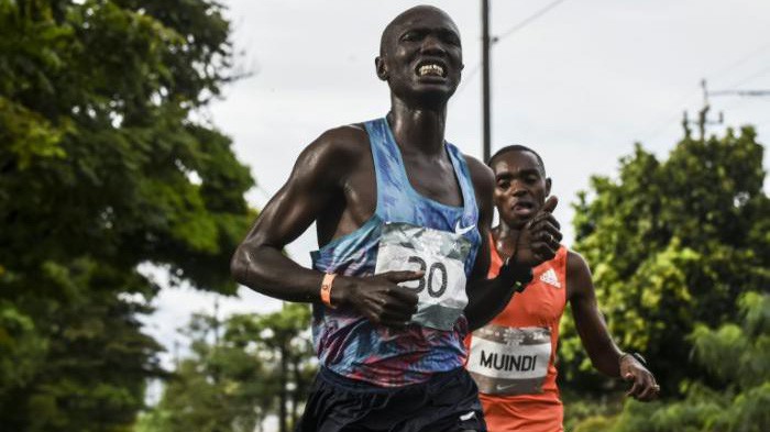 Đồng hương của Kipchoge bị ô tô đâm khi chạy dẫn đầu cách đích 1,5km