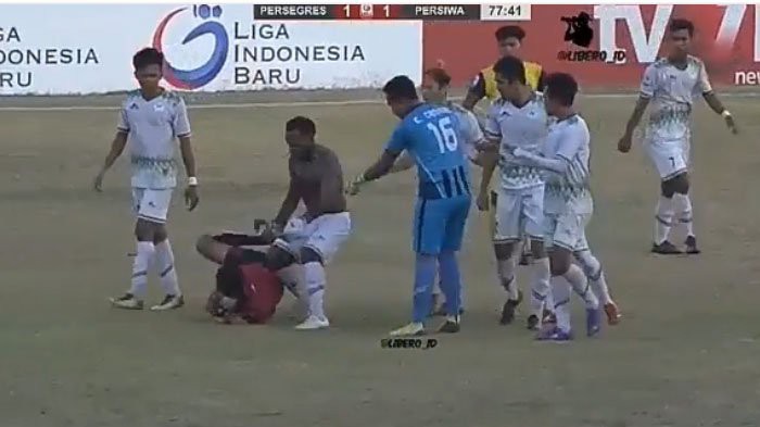 Trọng tài giải Liga 2 của Indonesia bị đuổi đánh như hạng Nhất ở Việt Nam