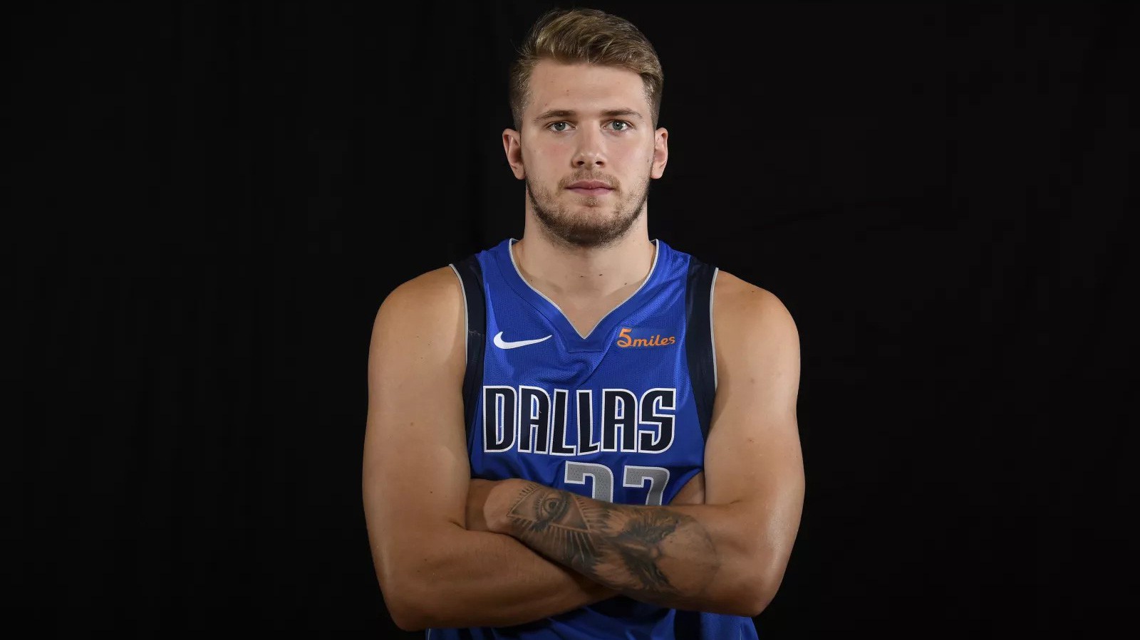 Chưa đánh trận nào tại NBA, tân binh Luka Doncic đã quẩy banh sân phủi ở Dallas Mavericks