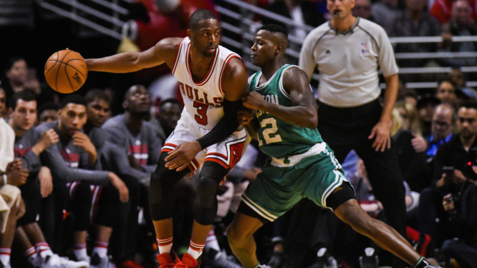 Tài năng trẻ Celtics học tập thần tượng Dwyane Wade  bằng cách... ngã thật nhiều trên sân
