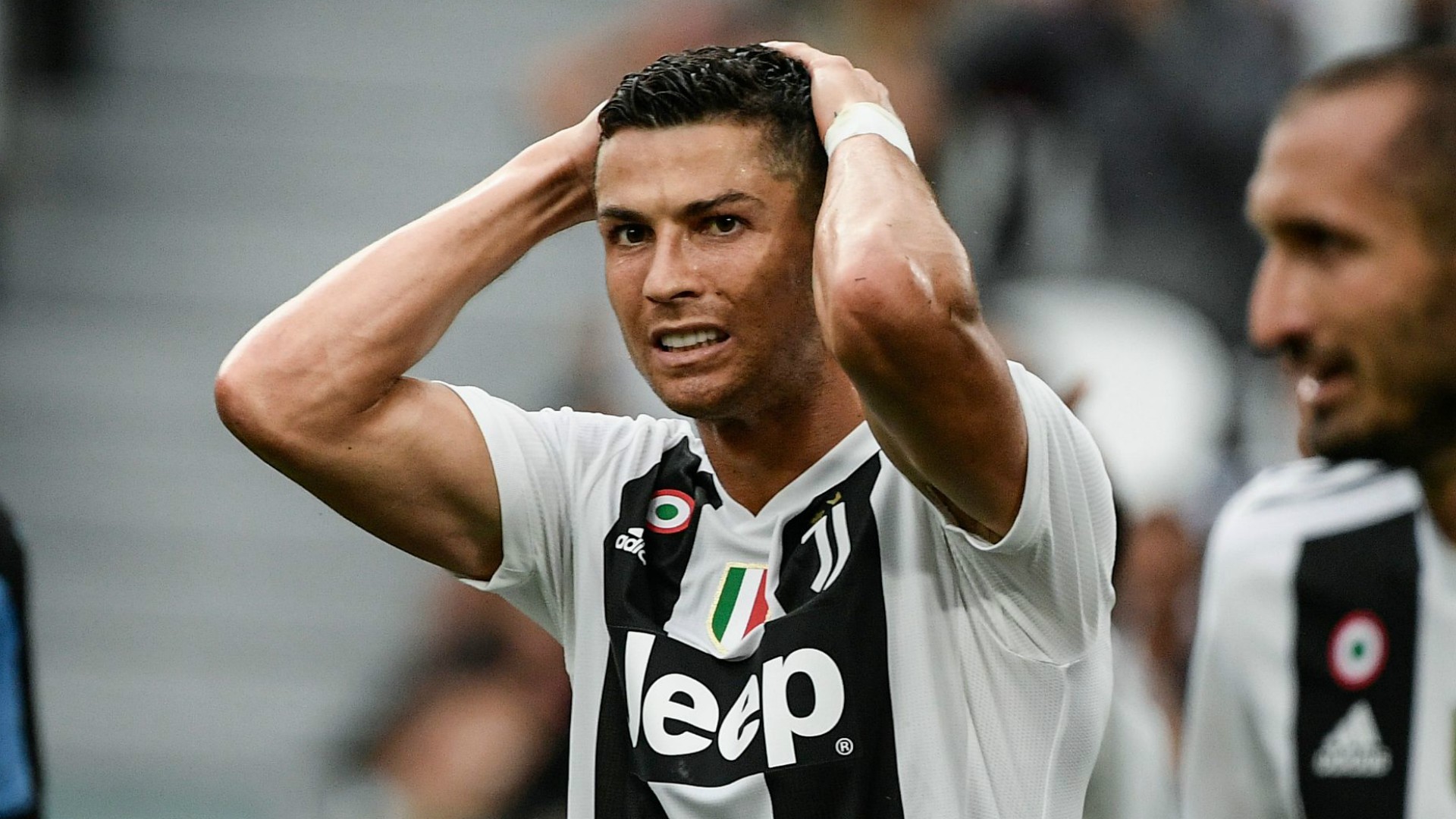 Ronaldo bị nhóm 20 kẻ bịt mặt tấn công trong ngày trở về Tây Ban Nha