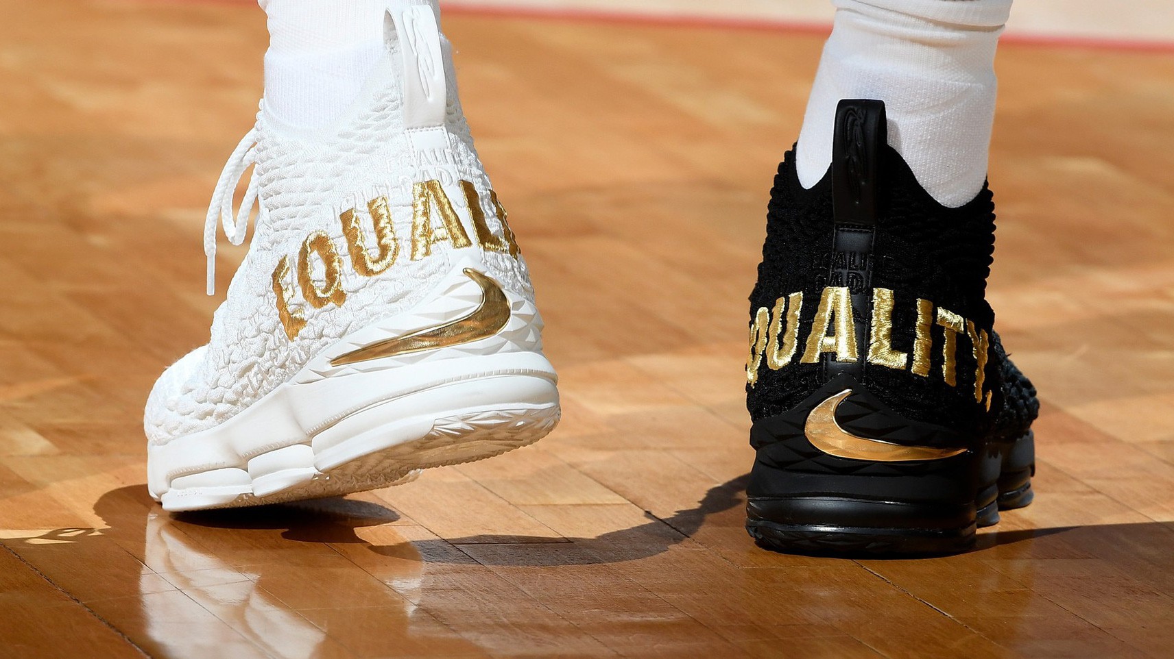 Giày của "đức vua": Nhìn lại 15 mẫu Nike LeBron 15 đỉnh nhất mùa giải 2017-18
