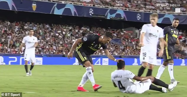 Ronaldo sẽ bị treo giò mấy trận sau khi nhận thẻ đỏ khó tin trước Valencia? - Ảnh 4.