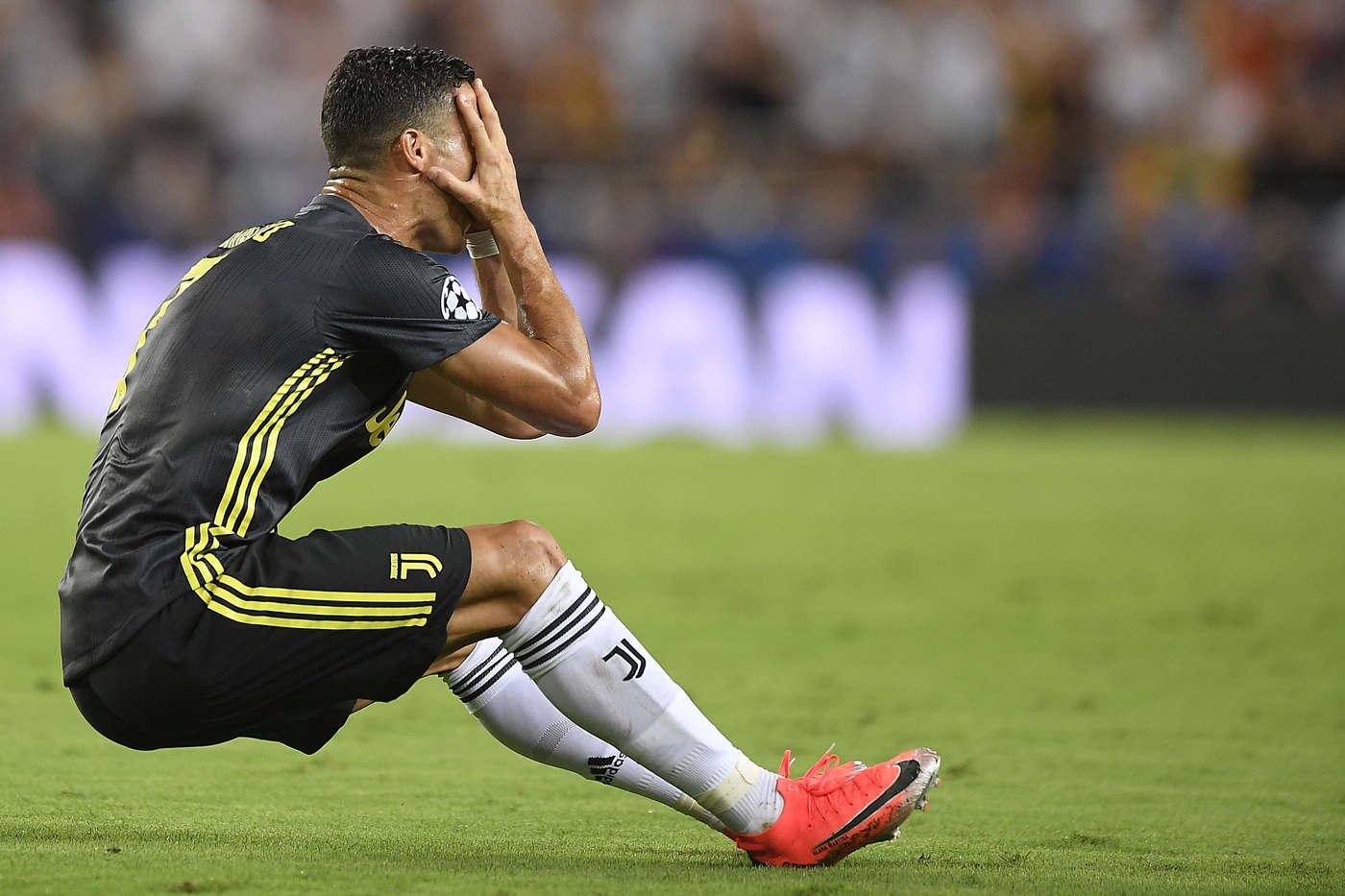 Ronaldo sẽ bị treo giò mấy trận sau khi nhận thẻ đỏ khó tin trước Valencia? - Ảnh 6.