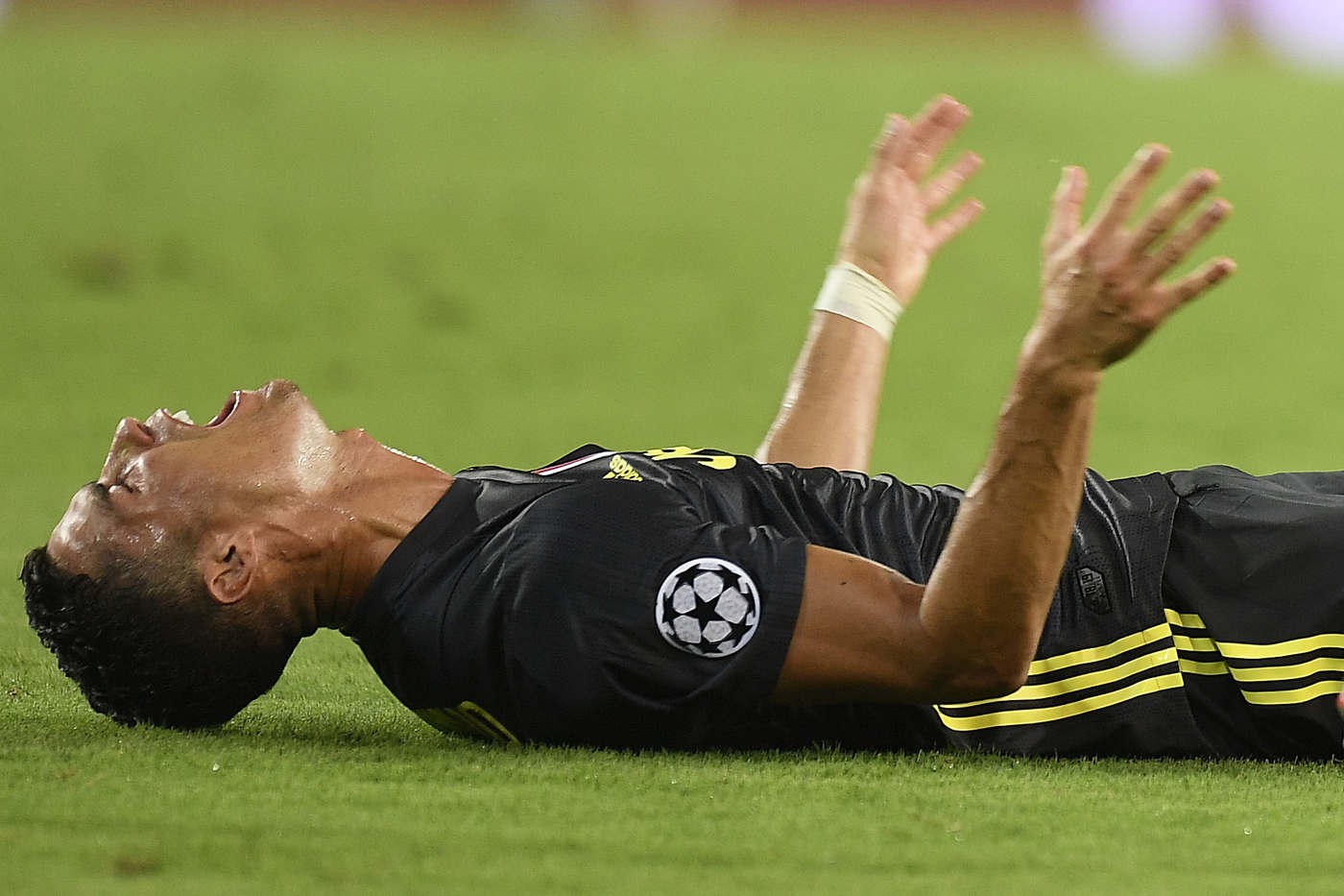 Ronaldo sẽ bị treo giò mấy trận sau khi nhận thẻ đỏ khó tin trước Valencia? - Ảnh 1.