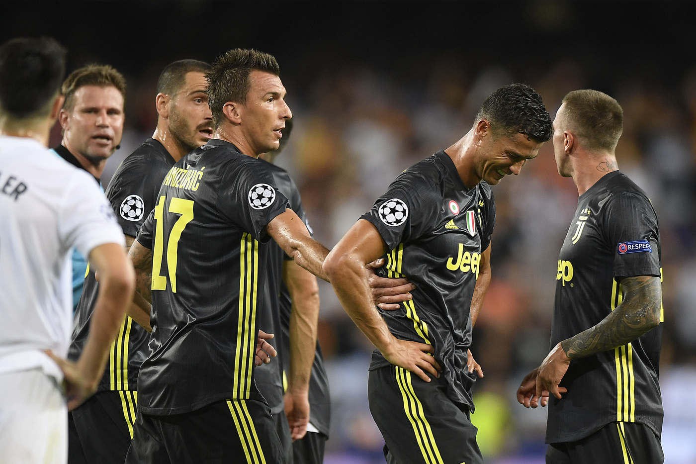 Ronaldo sẽ bị treo giò mấy trận sau khi nhận thẻ đỏ khó tin trước Valencia? - Ảnh 3.