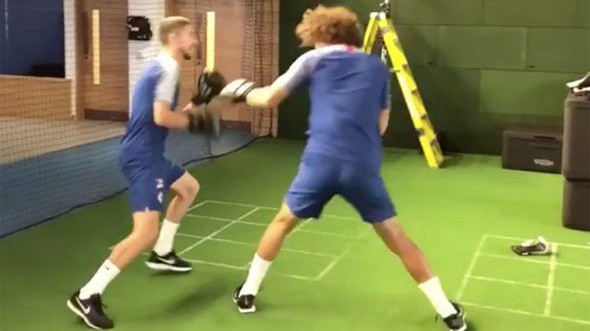 David Luiz "choảng nhau" với Jorginho trong phòng tập