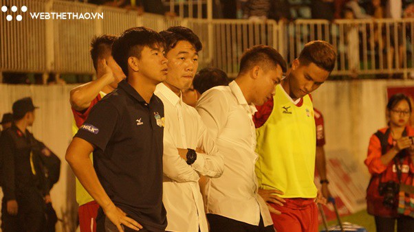 Xuân Trường ăn mặc như quý ông đứng chờ an ủi đồng đội