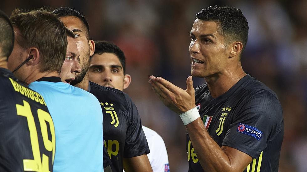 Ronaldo đã 20 lần thoát nhận thẻ đỏ trong quá khứ như thế nào?
