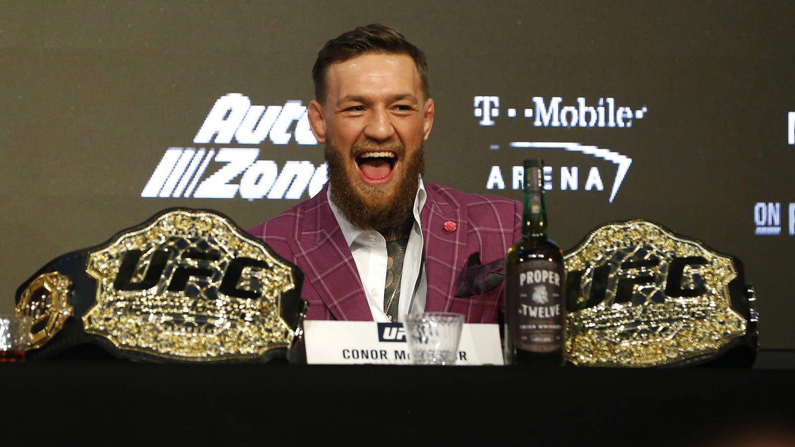 Vì sao Conor McGregor gọi quản lý của Khabib là "tên khủng bố"?