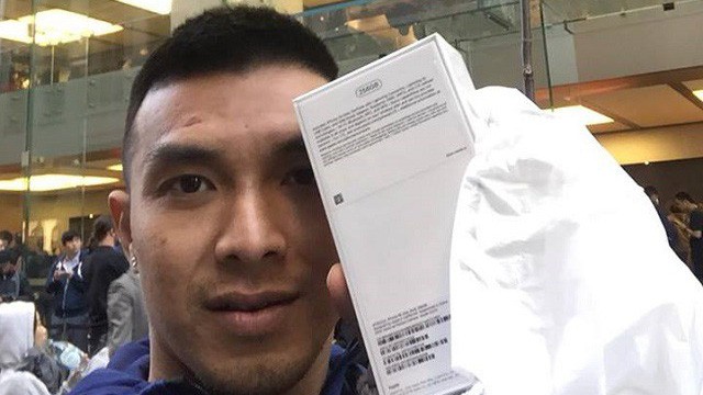 Sao VBA trở thành một trong những người đầu tiên sở hữu Iphone XS Max tại Việt Nam